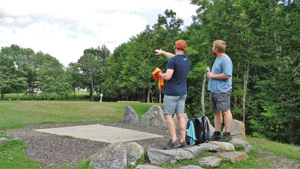 andrew streeter giving a lesson at sabattus disc golf